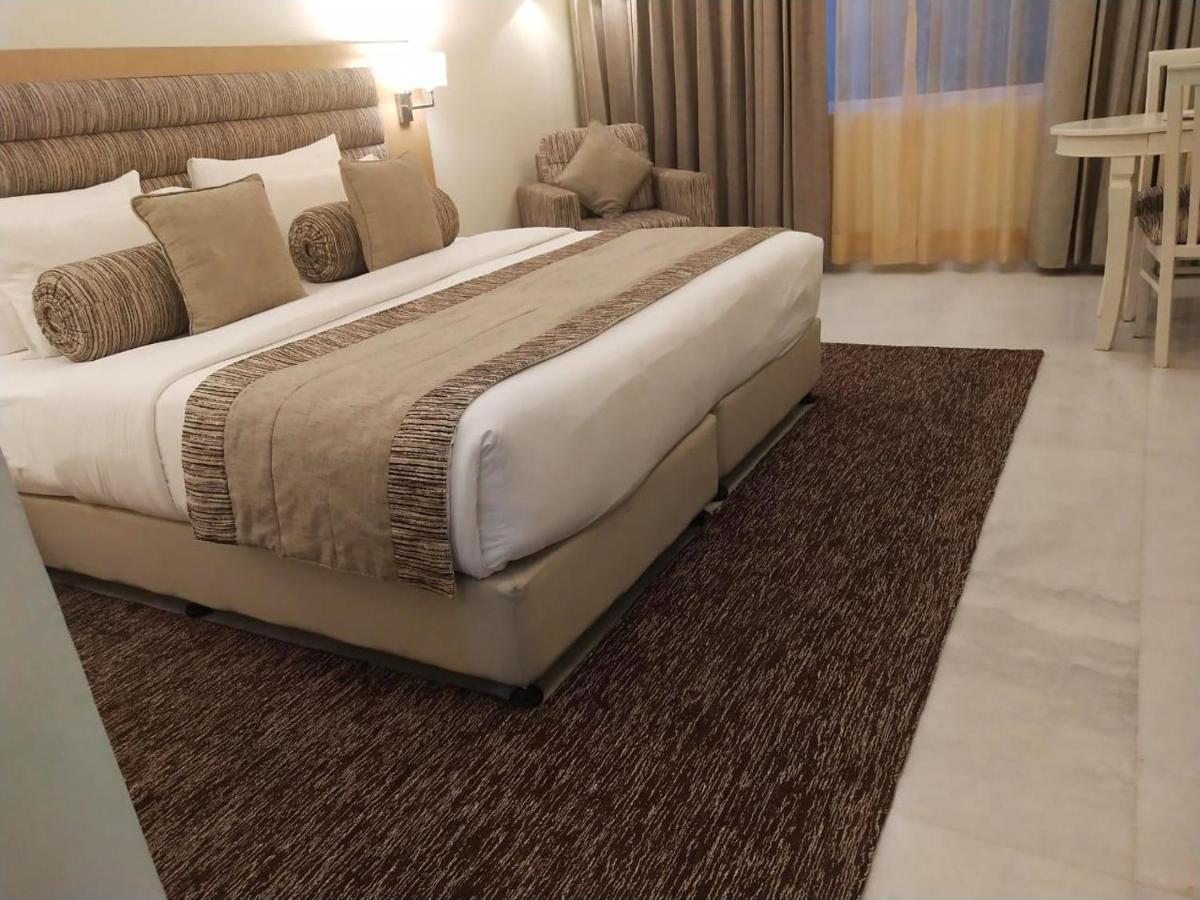 Best Western Resort Country Club Gurgaon Esterno foto