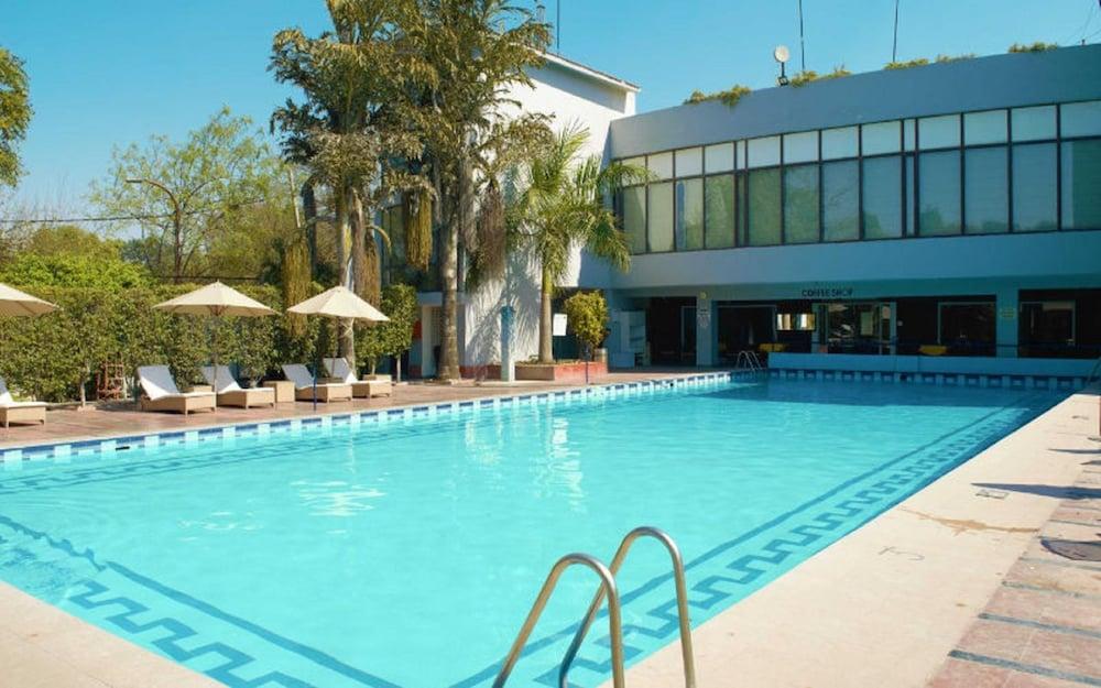 Best Western Resort Country Club Gurgaon Esterno foto