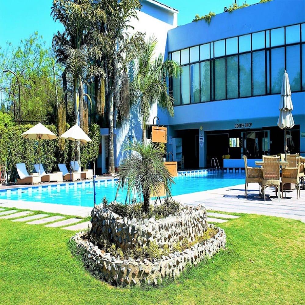 Best Western Resort Country Club Gurgaon Esterno foto