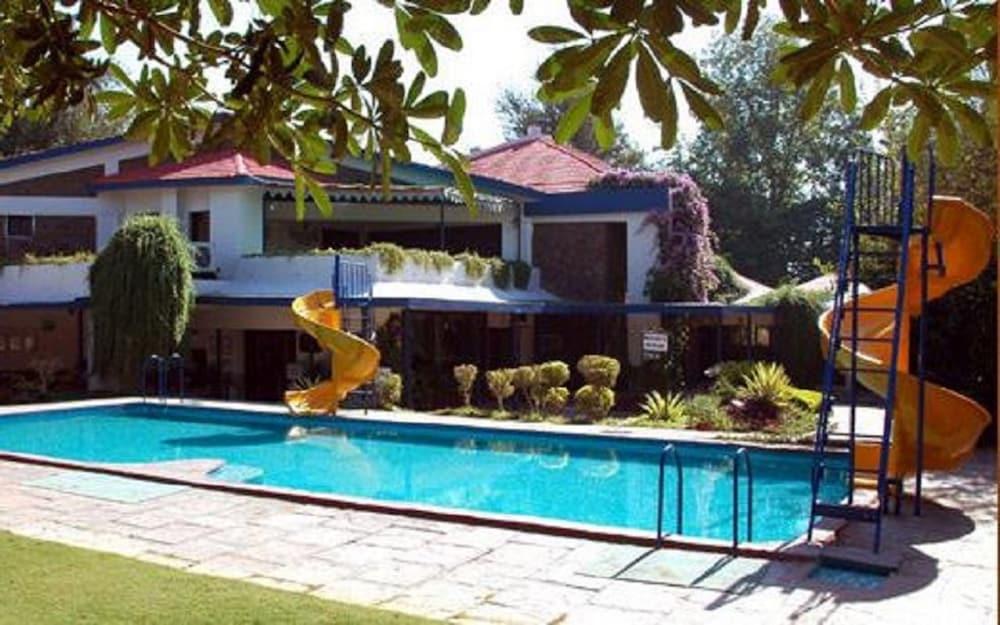 Best Western Resort Country Club Gurgaon Esterno foto