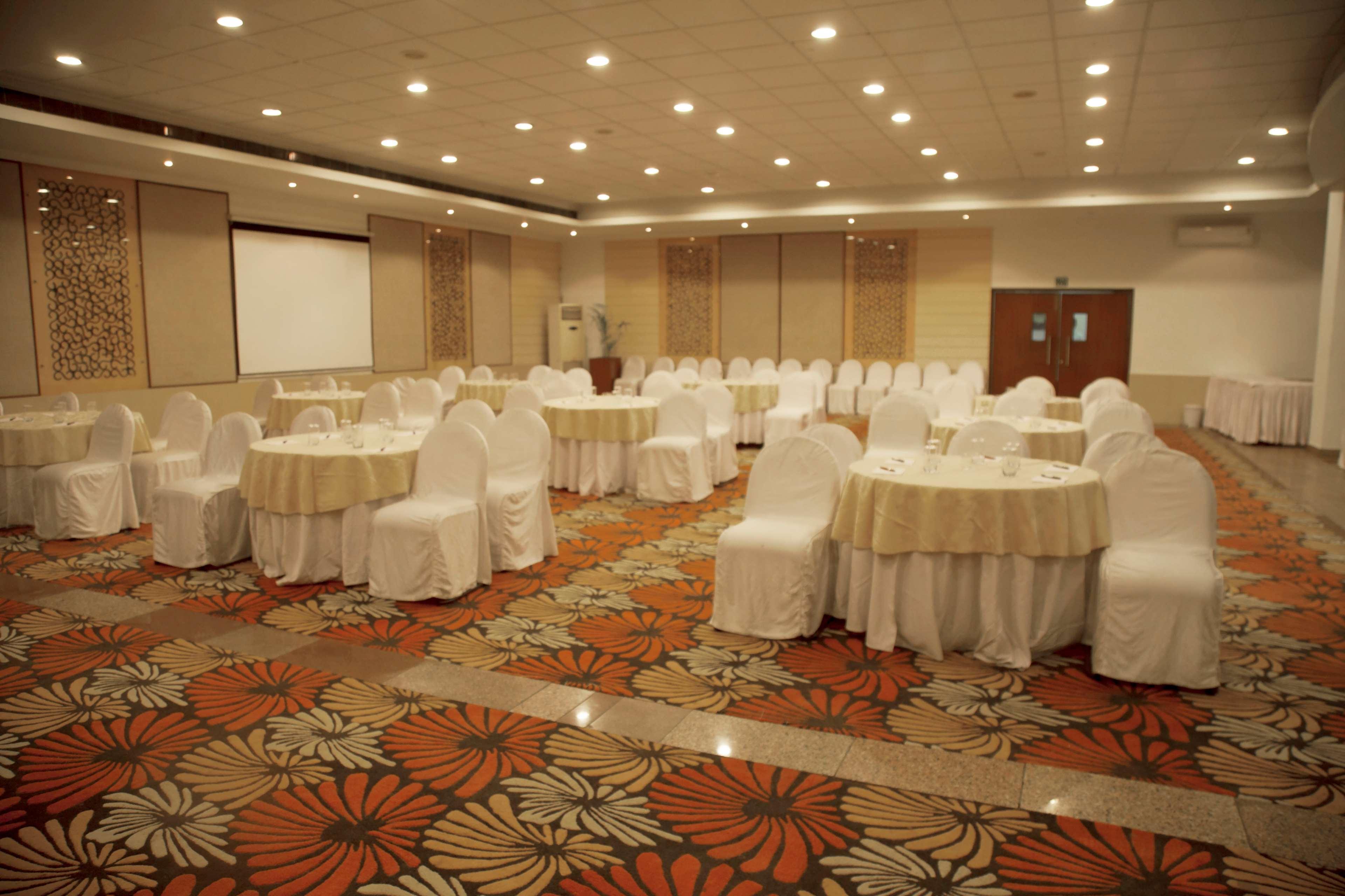 Best Western Resort Country Club Gurgaon Esterno foto