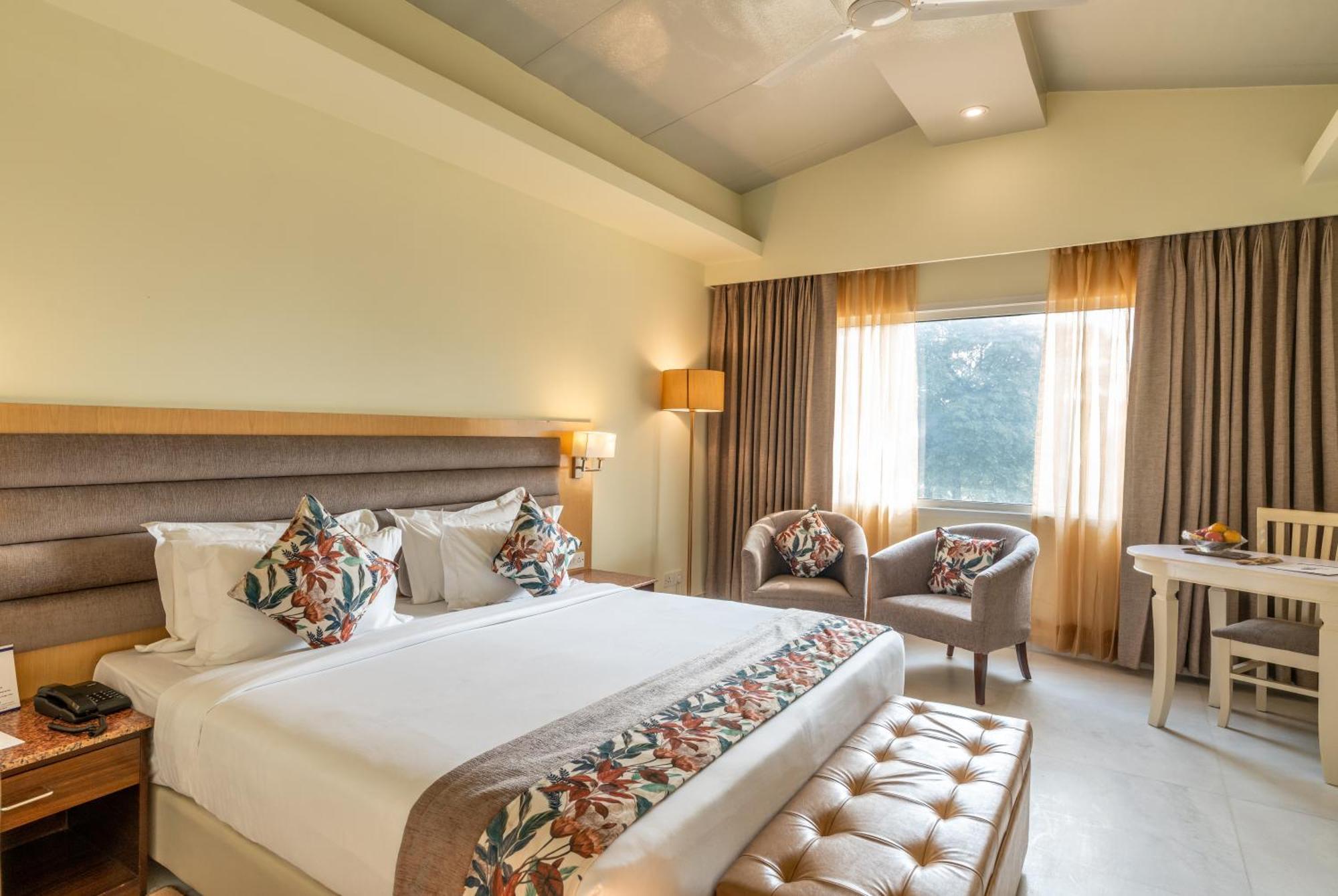 Best Western Resort Country Club Gurgaon Esterno foto