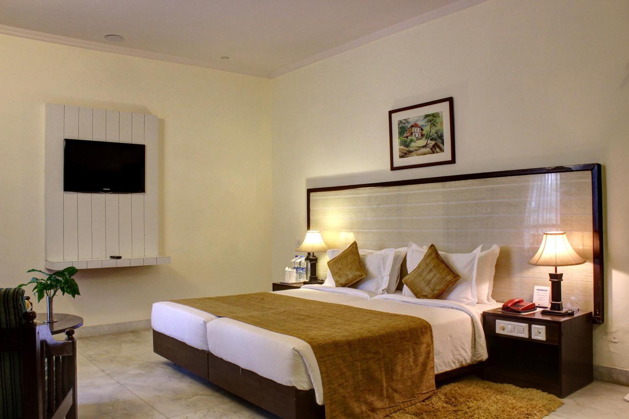 Best Western Resort Country Club Gurgaon Esterno foto