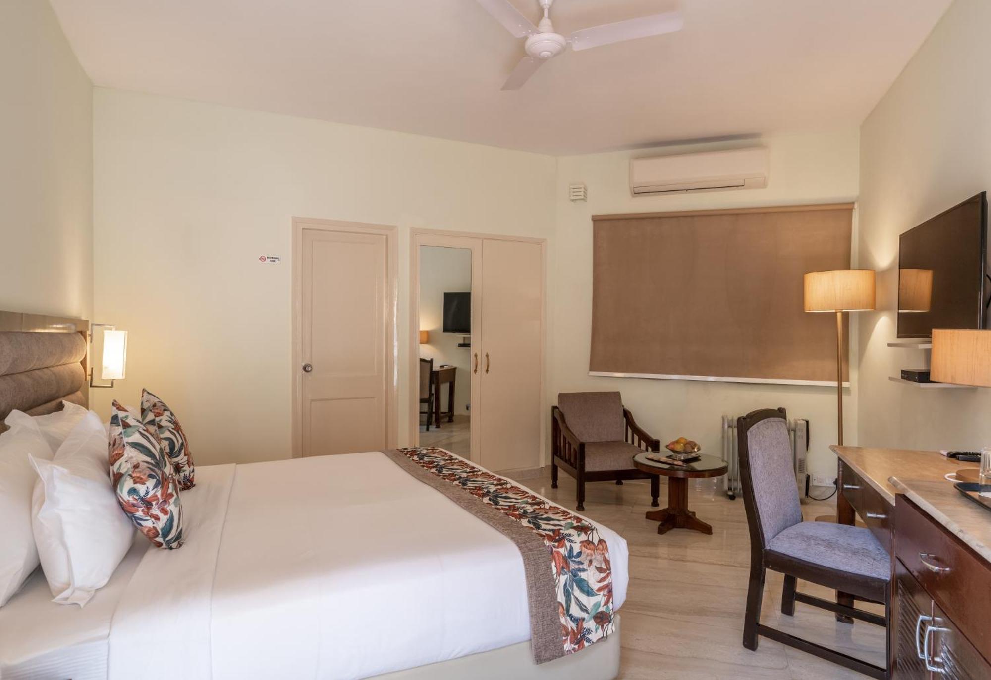 Best Western Resort Country Club Gurgaon Esterno foto