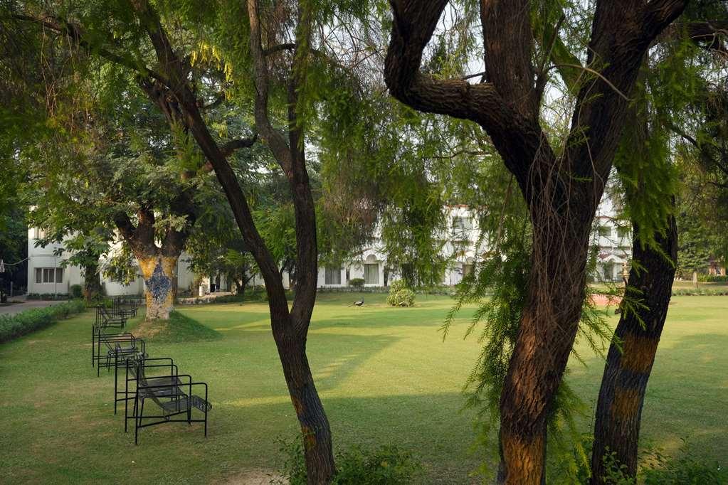 Best Western Resort Country Club Gurgaon Esterno foto
