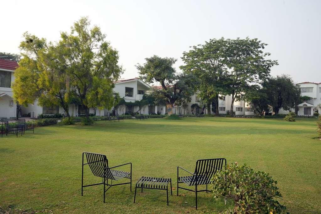 Best Western Resort Country Club Gurgaon Esterno foto