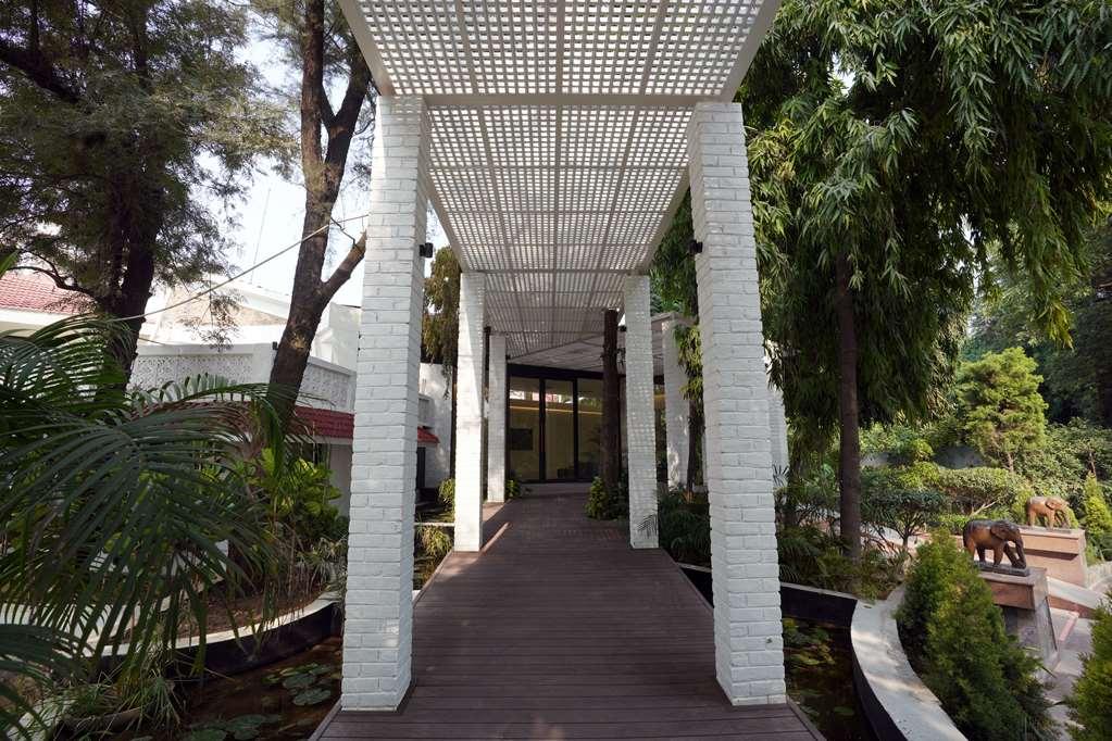 Best Western Resort Country Club Gurgaon Esterno foto